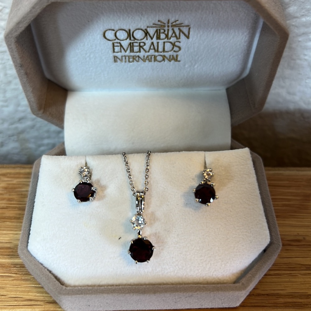 💎Columbia Emeralds International Pendant and Earring Set!💎